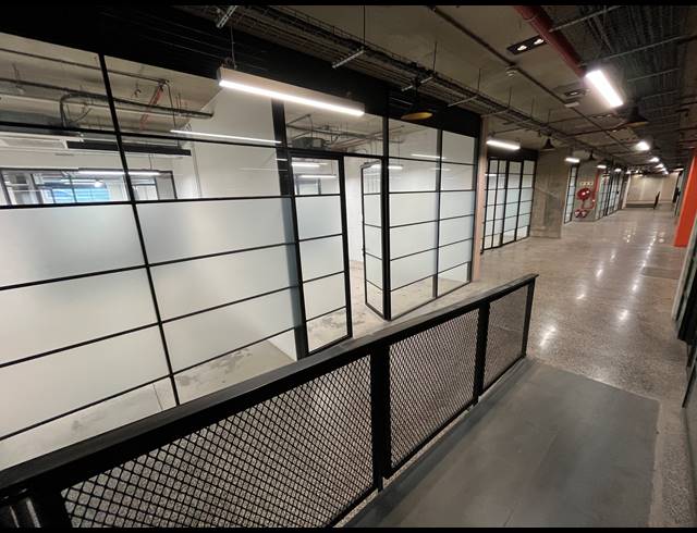 2,129M² BUSINESS TO LET IN WOODSTOCK